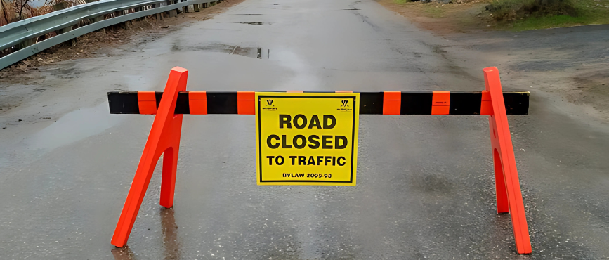 Sign showing that a road is closed to traffic due to flooding